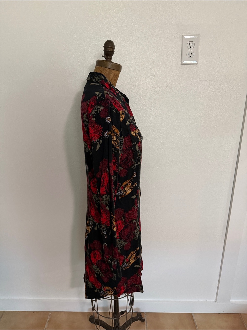 NWT Wrangler Punchy Rose Floral Snap-Front Dress in Black and Red Size S - Picture 5 of 8